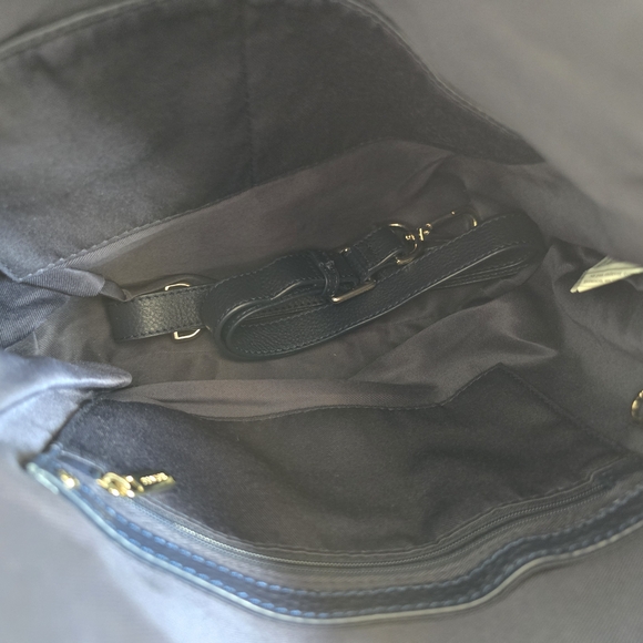 Danier Purse - Picture 3 of 3